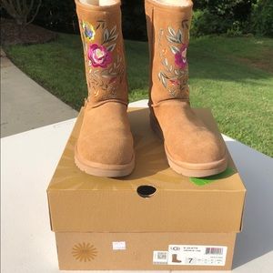 Embroidered multicolor Ugg’s
